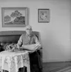 Rumsinteriör, en man läser tidningen.
Johannes Andersson, Oscaria - pensionär.