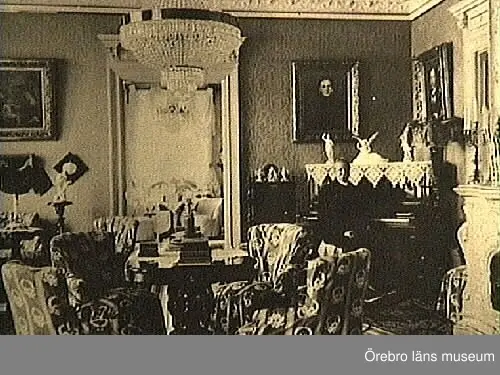 Salongen, bortom skymtar kabinettet hos Grosshandlare C A Johnsson.