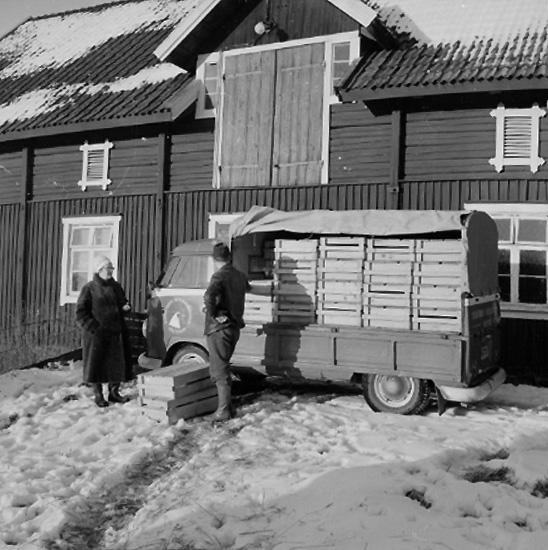 Stubbetorps Kontrollhönseri, lastbil och två personer.
Byggnad.