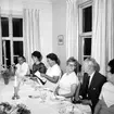 Interiör, grupp vid bordet.
Lindmans 50-årsdag.