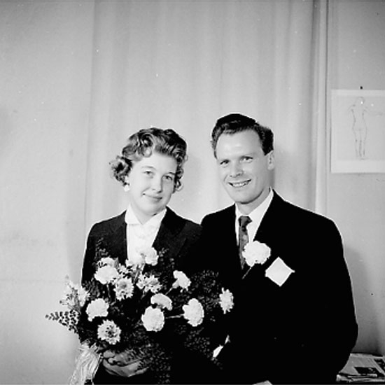 Bröllop, brudpar.
Glasmästare Ivar Eriksson (1929-2000) och Mona Elisabet Eriksson (1940-1990).
Bröllopet var 1958-08-09.