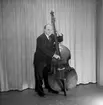Hagströms orkester, en man med musikinstrument (bas).