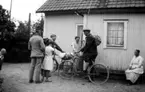 Envånings bostadshus, grupp framför huset.