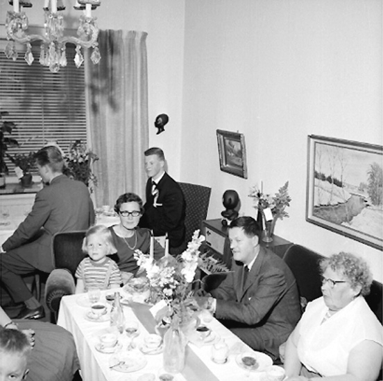 Rumsinteriör, familjegrupp, studentexamen.
Börje "Strauss" Johansson, handelsstudent.