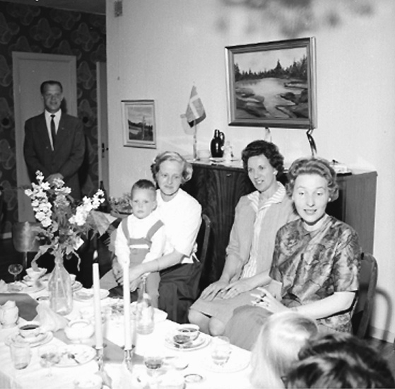 Rumsinteriör, familjegrupp, studentexamen.
Börje "Strauss" Johansson, handelsstudent.