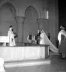 Bröllop, brudpar och bröllopsgäster i Olaus Petrikyrkan.
Arne Fredriksson