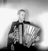 En man med musikinstrument (dragspel).
Erik Seved Elis Granath, f. Larsson, Örebro (1913-1978).