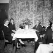 Interiör, släktgrupp vid bordet, födelsedagsfirande.
Sörlings 50 årsdag.