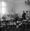 Rumsinteriör, en man.
Fabrikör Gunnar Andersson på födelsedagen.