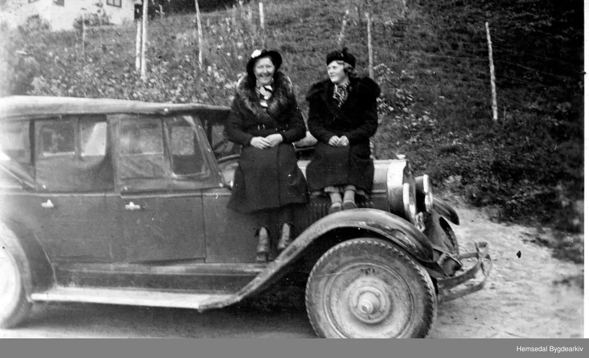 Damene skal til byen og "ta seg teneste".
Frå venstre: Kari Eikrehagen, fødd 1915, gift Jondalen og Kari Hatten, fødd 1913, gift Gjærde.
Bilen: "Oakland 1927 mod som tilhøyrde Ola Jondalen.