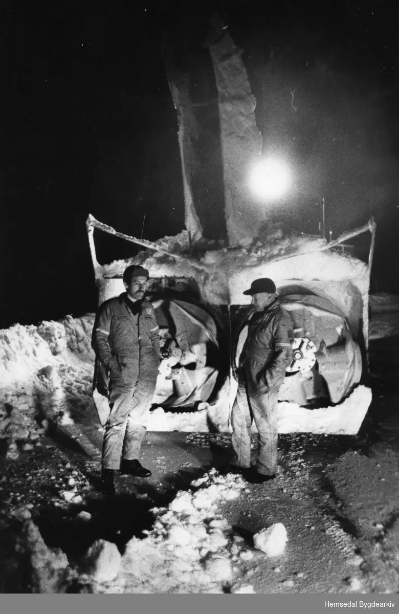Frå venstre: Roar Halbjørhus, fødd 1948, og Ola Svingen, fødd 1931. Her vart karane intervjua av "Aftenposten", og karane fekk tilsendt avisa.