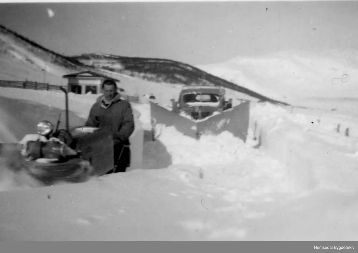 Vegen til Storeskar skulle vera brøytt ferdig til påsken 1955. Dei starta ved Lauvset kl. 09 om morgonen og var framme ved Storeskar kl.2330. Olav Skredderberget frå Gol med Shillerfresaren, og Olav Fekene frå Hemsedal med lastebil med plog. Neste morgon var heile vegen driven att, og dei såg berre eksosrøyret på fresaren. Med dette utstyret laut dei ha med mannskap til å "stikka ned" snøen i fennene, inntil 4 mann. Shillarsnøfresaren tok ein meter breidde, og føraren gjekk etter og styrde. Det vart fresa ei breidde på kvar side av vegen slik at lastebilen med plog kunne ta stripa i midten.