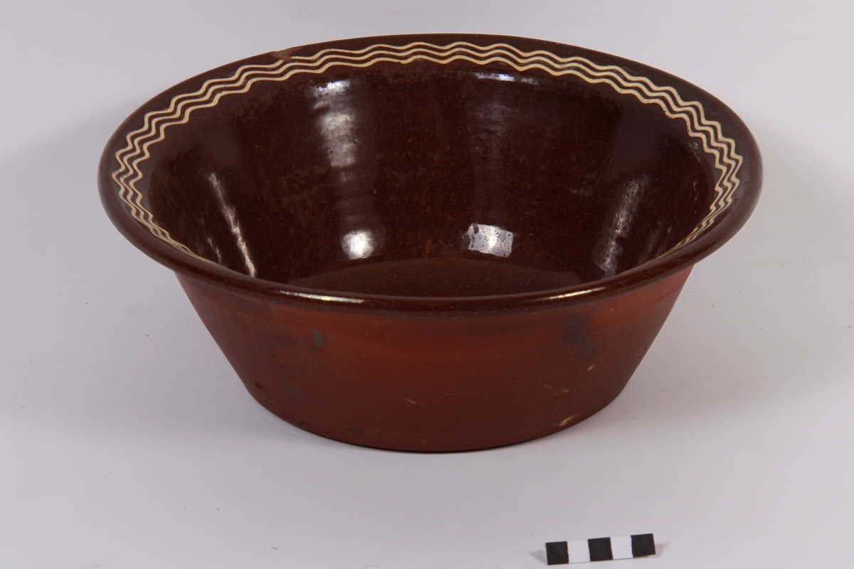 Med tre kvite striper.