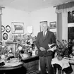Rumsinteriör, en man.
Hjalmar Lindskog på 75-årsdagen.