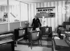 Skantic Radio-TV, affärsinteriör, en man.