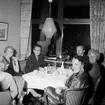 Interiör, släktgrupp vid bordet, födelsedagsfirande.
Sörlings 50 årsdag.