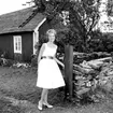 En flicka. Bostadshus i bakgrunden.
Marianne på 15 årsdagen.