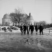 Grupp 6 män. Personal från Örebro Kexfabrik.
Örebro Slott i bakgrunden.