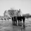 Grupp 6 män. Personal från Örebro Kexfabrik.
Örebro Slott i bakgrunden.