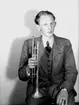 En man med musikinstrument (trumpet).
Folke T.