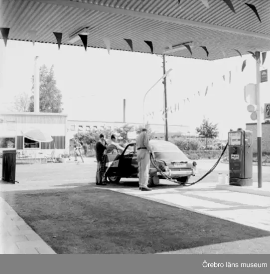 Mobil bensinstation och bilverkstad. 
Bilden är sannolikt tagen på bensinstationen Mobil, på norr Örebro, adress Dalbygatan, norr om Svampen.