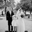 Brudpar och en flicka.
Ragges bröllop i Stora Mellösa kyrka.