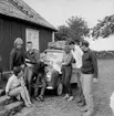 Familjegrupp på resan.
Envåningsbostadshus.