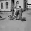 Familjegrupp fem personer vid Centralstationen.