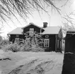 Bostadshus.
Familjen Löfqvists-Lindskogs hus i vinterskrud.