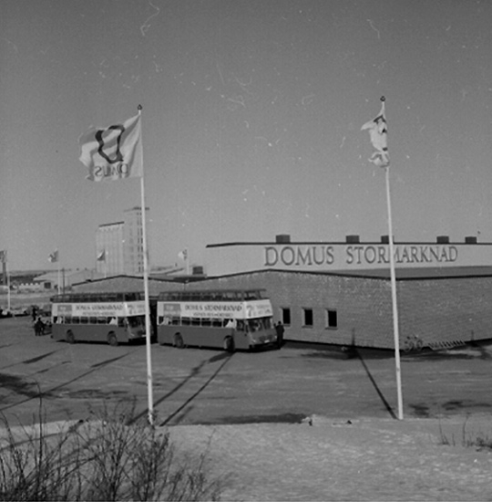 Konsums Domus stormarknad, exteriör, bussar framför byggnaden.
Aspholmen.