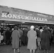 Konsumhallen i Laxå, exteriör, grupp.