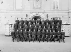 Livregementetet I3, soldatgrupp.
Kasernbyggnad i bakgrunden.
Kapten Fransson