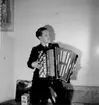 En man med musikinstrument (dragspel).
Erik Seved Elis Granath, f. Larsson, Örebro (1913-1978).