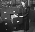 Konsum, kontorsinteriör, kortskåp, en kvinna.