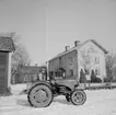 En man med traktor. Bostadshus.
Lantbrukare Bengt Johansson
Oscaria (beställare ?).