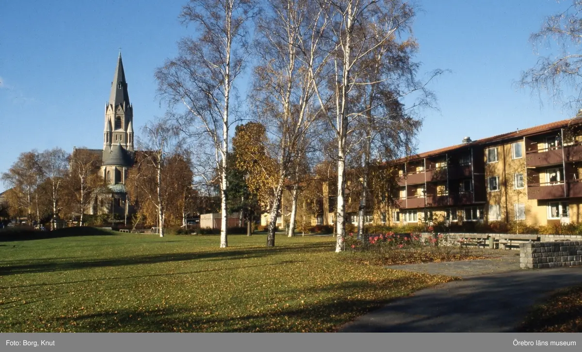 Olaus Petri kyrkan och Bergsgatan i Örebro, oktober 1980. 
Tidigare Norra Sofiagatan. 1974-1975 försvann Norra Sofiagatan som adress och ersattes av Berggatan.