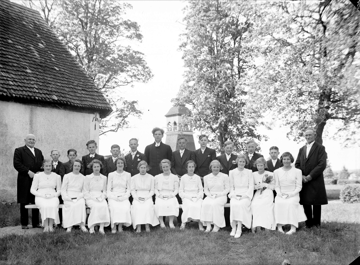 Konfirmander utanför Viksta kyrka, Uppland 1938