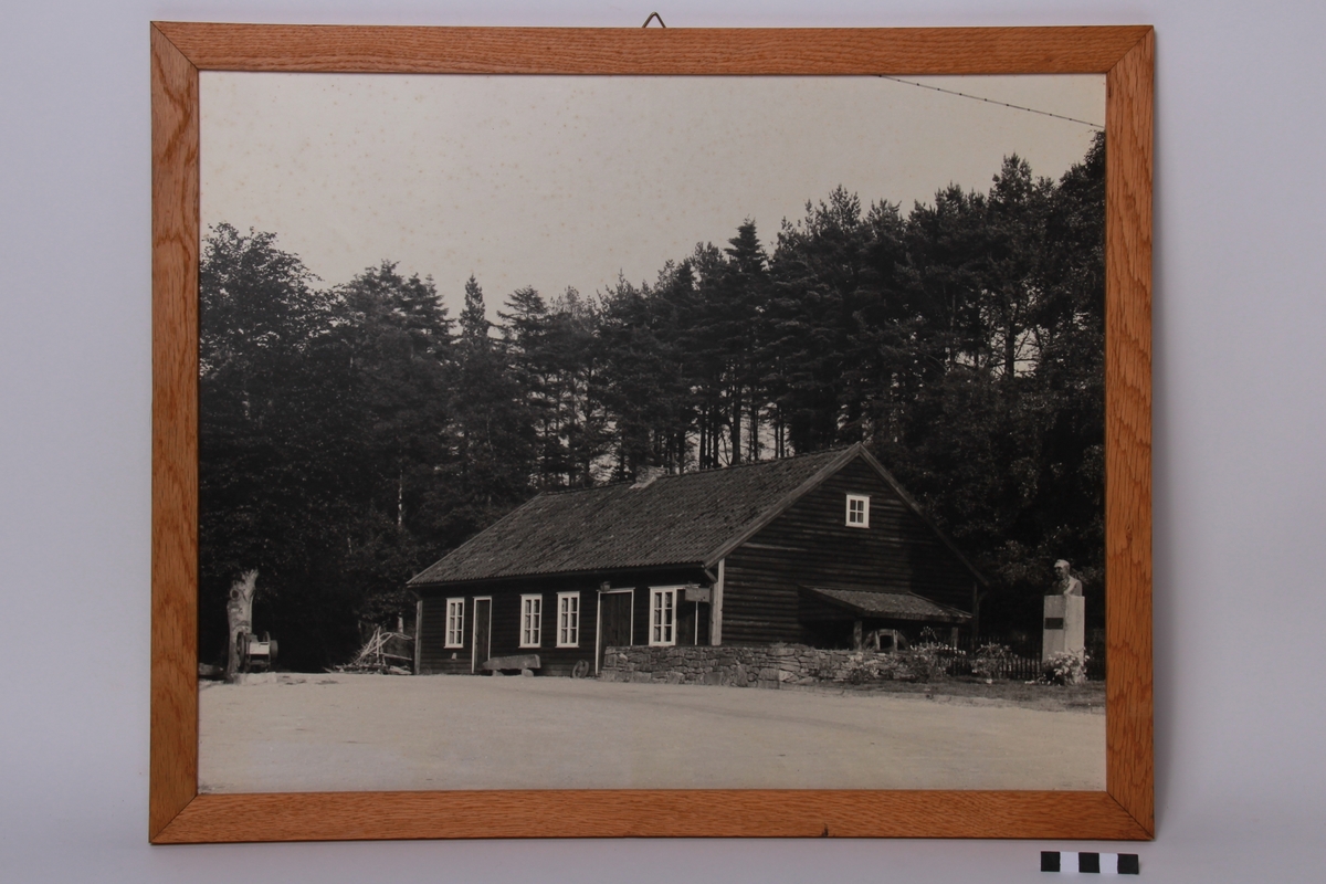 Smie og bedriftsmuseum til Kvernelands Fabrikk AS på Frøyland. Til høyre står ei byste av O. G. Kverneland I som i 1879 startet produksjon av redskap og utstyr for landbruket i denne smia.