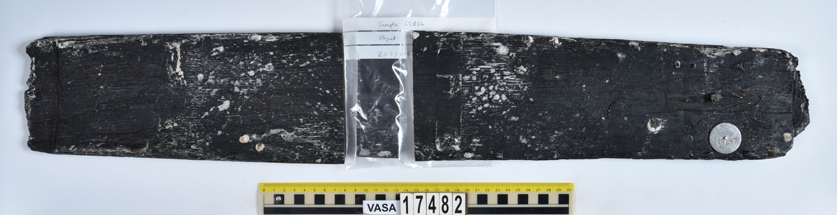 En stav till en tunna. Bruten. Ett hål med tapp finns på staven.  År 2013 togs ett dendroprv ur staven som nu är i tre delar.