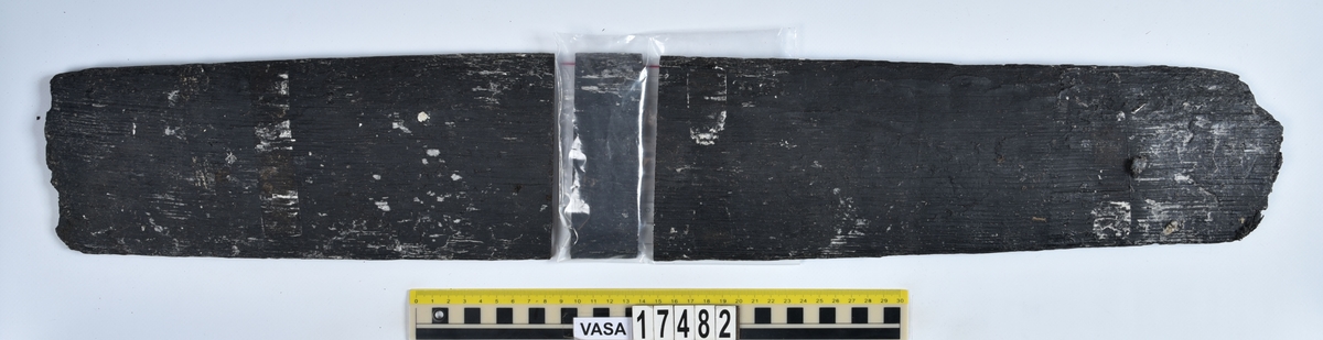 En stav till en tunna. Bruten. Ett hål med tapp finns på staven.  År 2013 togs ett dendroprv ur staven som nu är i tre delar.