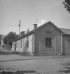 Bostadshus.
22 augusti 1942.
Bilden visar bagare Palms hus i korsningen Tullbacken-Kungsgatan. Frälsningsarméns hus syns i vänstra kanten.