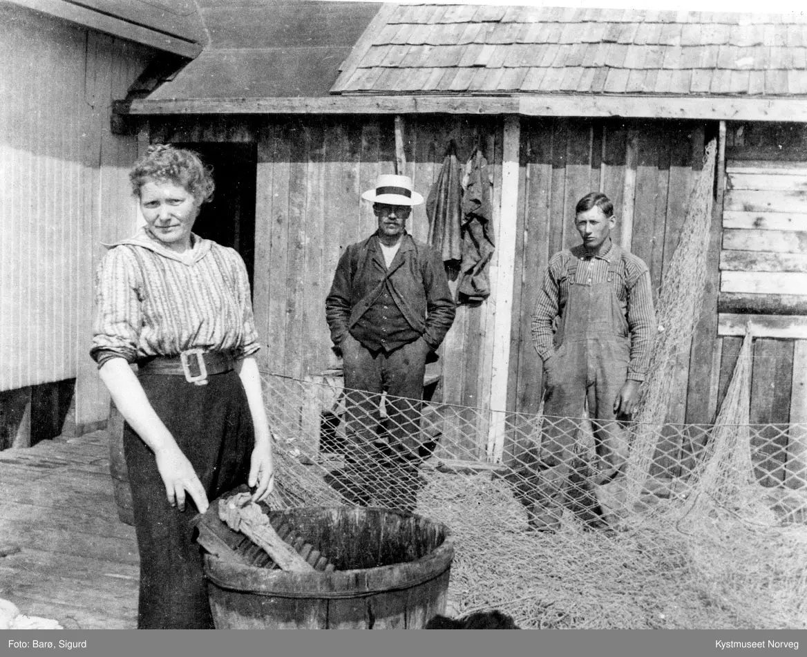 Josefine Vassli, Albert Villa Eilertsen og Sigurd Barø utenfor Vasslibua på Versøya i Flatanger
