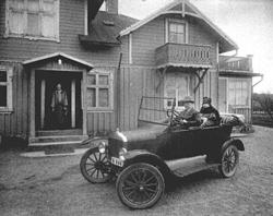 Lindome 1914-. Handlare Karl Andersson sitter i en T-Ford oc