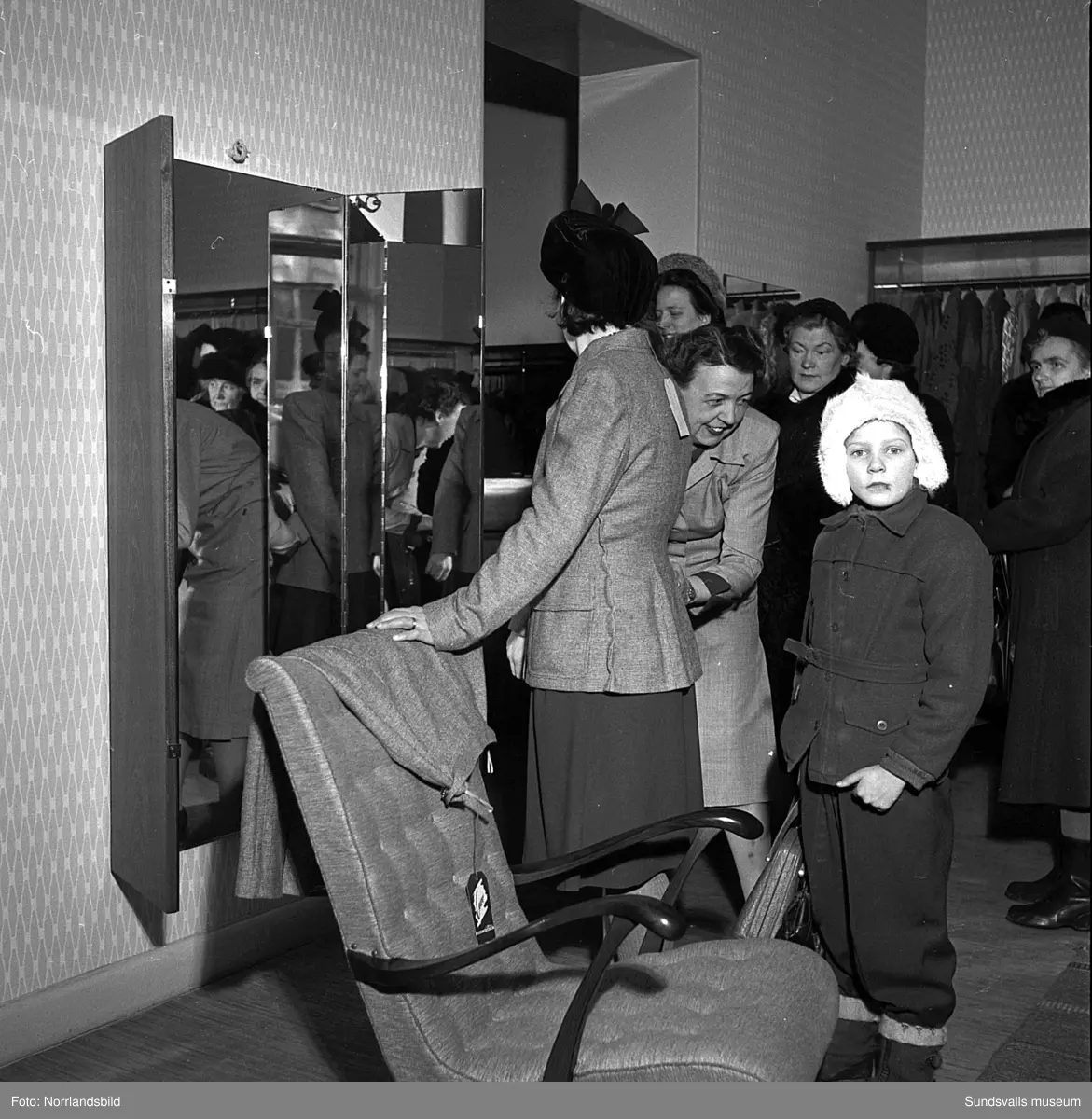 Interiörbilder från Konsums varuhus på Storgatan 18. Försäljning av biljetter till en modevisning. Expediten på bild 4 är Birgit Ekelund.