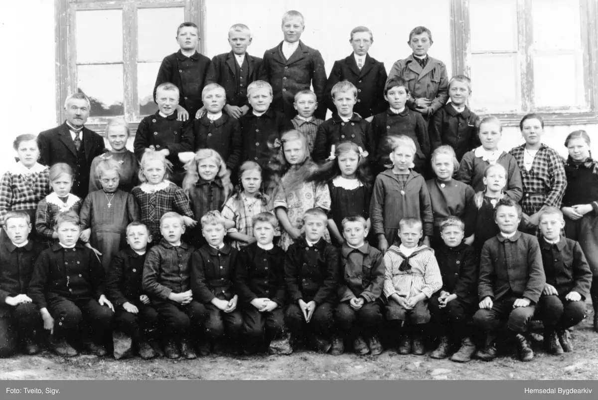 Løken skule i Hemsedal i 1926.
Fyrste rekke frå venstre: Nils engene, Svein Ulsaker, Ola Mythe, Halvor Engene, Tomar Bjerkheim, Per Grøv, Kristian Langehaug, Svein Buajorde, Kristian Markegård, Per O. Langehaug, Ingvar Båstø, Ola J. Halbjørhus.
Andre rekke frå venstre: Guro Grøv, Guro O. Ulsaker, Sigrid J. Grøv, Gunhild Eikre, Anne Langehaug, Guro K. Ulsaker, Birgit O. Grøthe, Margit Markegård, Margit Aalstveit, Margit Grøv, Birgit Engene, Guro Eikre, Anne Mythe, Guro Markegård.
Tredje rekke frå venstre: Sigrid O. Grøv, Engebret L. Markgård, Lars Langehaug, Ola Eikre, Knut Grøv, Erik Langehaug, Torleif Mythe, Svein Intelhus
Fjerde rekke frå venstre: Konrad Markegård, Knut Intelhus, Halvor Aalstveit, Syver Rudntop, Asbjørn Hornet.