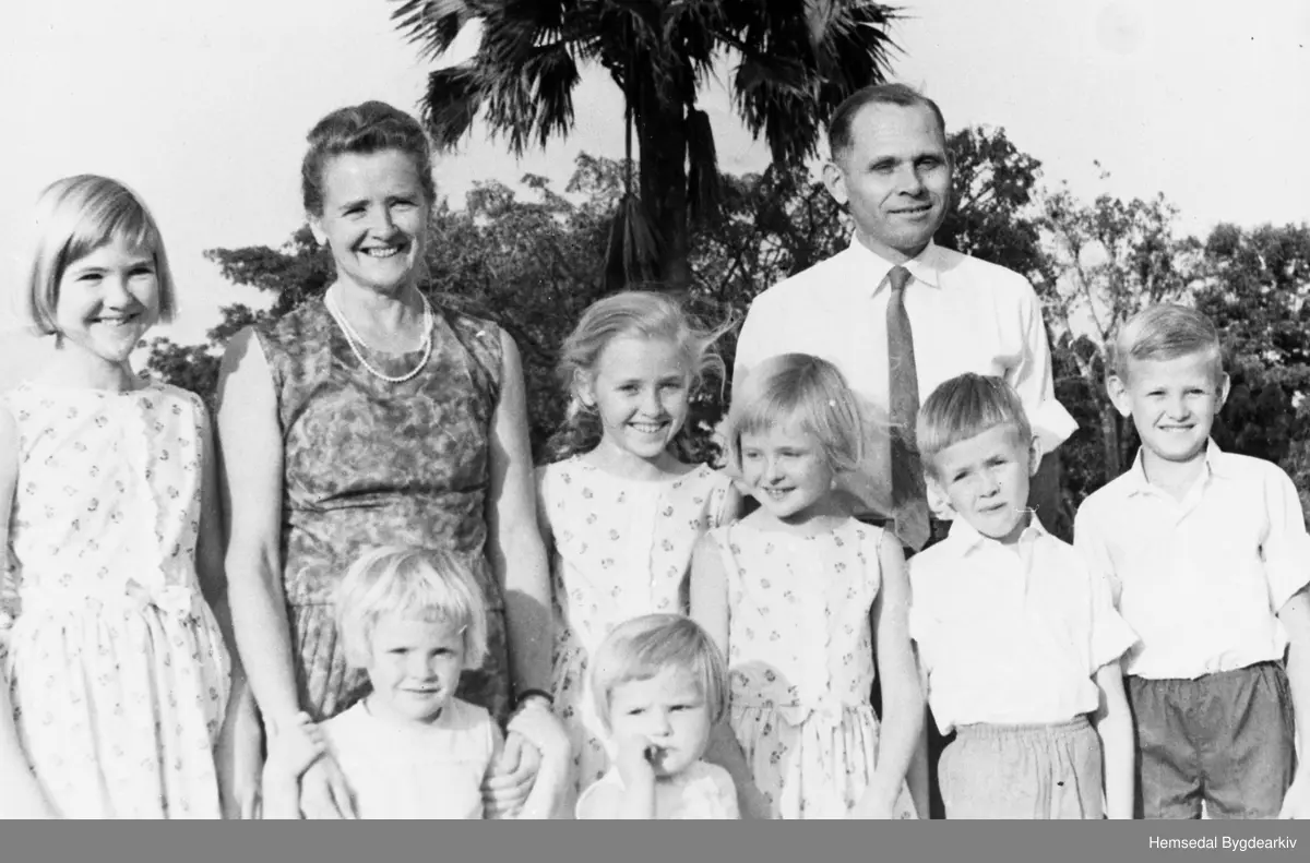 Familien Ullestad.
Gunhild Jordheim, gift Ullestad, fødd 1924 reiste til Kamerun som misjonær saman med mannen sin, Jakob. Dei arbeidde for det Det Norske Misjonsselskap. Dei var misjonærar frå 1955 til 1970. Gunhild menighetsøster i Hemsedal frå des. 1951 til januar 1953.
Fremst frå venstre: Synnøve og Marit
Bak: Elfrid, Gunhild, Grete, Randi, Jakob, Dagfinn og Ove.