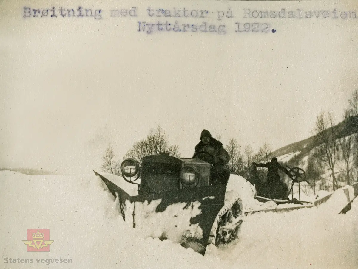 Album fra 1918-1934, "Snebrøyting." Brøyting med beltetraktor på Romsdalsveien. Nyttårsdag 1922. Kan være en Bates Steel Mule traktor utfra "Meddelelser fra Veidirektøren,"  Nr. 5-Mai 1925, side 61. Artikkel om "Biltrafik paa vinterføre. Overingeniør E. Grønningsæters foredrag ved veivæsenets jubileum 10. desember 1924." 
Ref. til annonse om Bates Steel Mule i Nedlastinger.

"Beltetraktorn på foto NVM 00-F-33338 är av fabrikat Bates Steel Mule."
(Informant til kjøretøyet er Erik Stenvall).