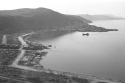 Et totalt rasert Hammerfest ses fra Mollafjell. Noen gresstu