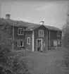 Skåln, bostadshus. Tre män fram för huset.
27 maj 1947