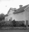 Liljas gård, bostadshus, två kvinnor.
12 oktober 1954.